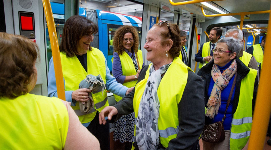 La alcaldesa, Susana Pérez Quislant, en el metro ligero