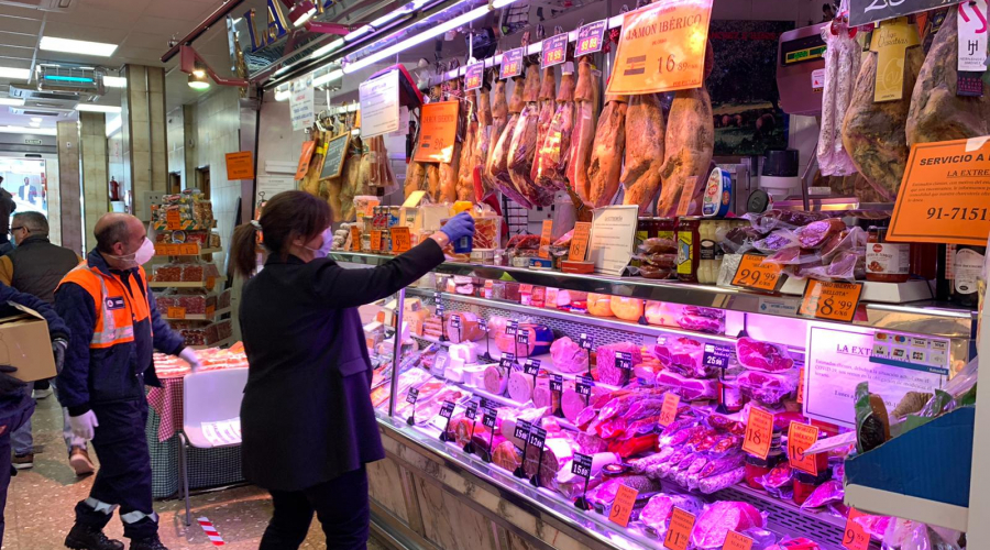 La alcaldesa en un comercio de la ciudad