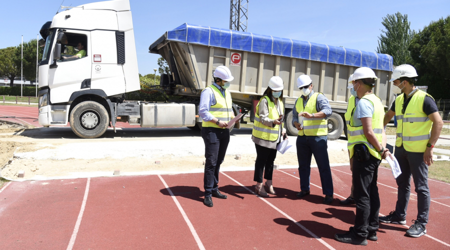 Visita a las obras de la pista de atletismo