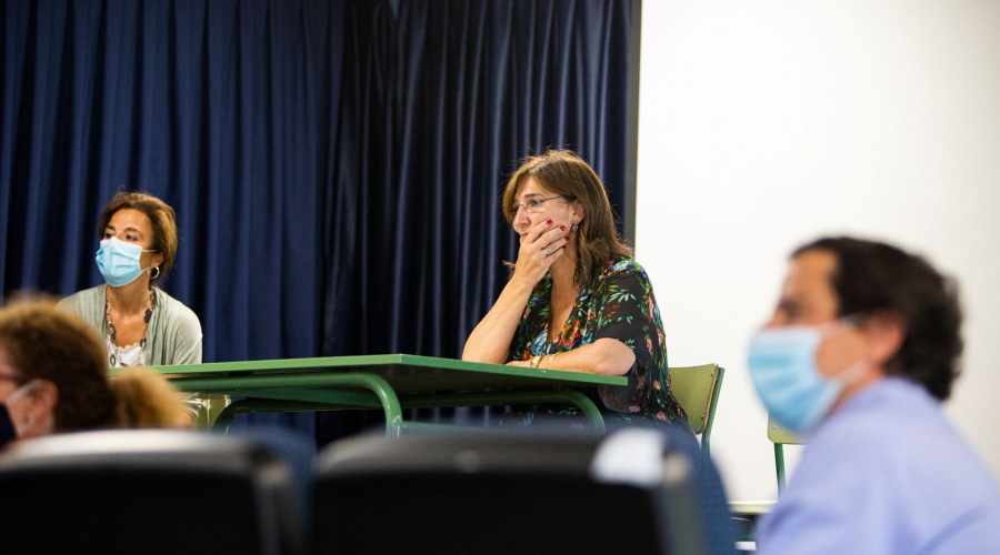 La alcaldesa en la reunión con los directores de colegios