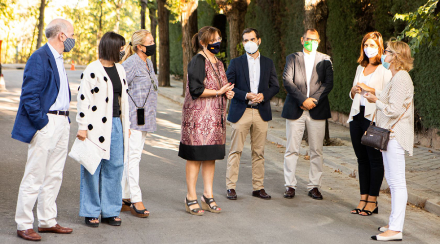 La alcaldesa en la visita a la Urbanización El Montecillo