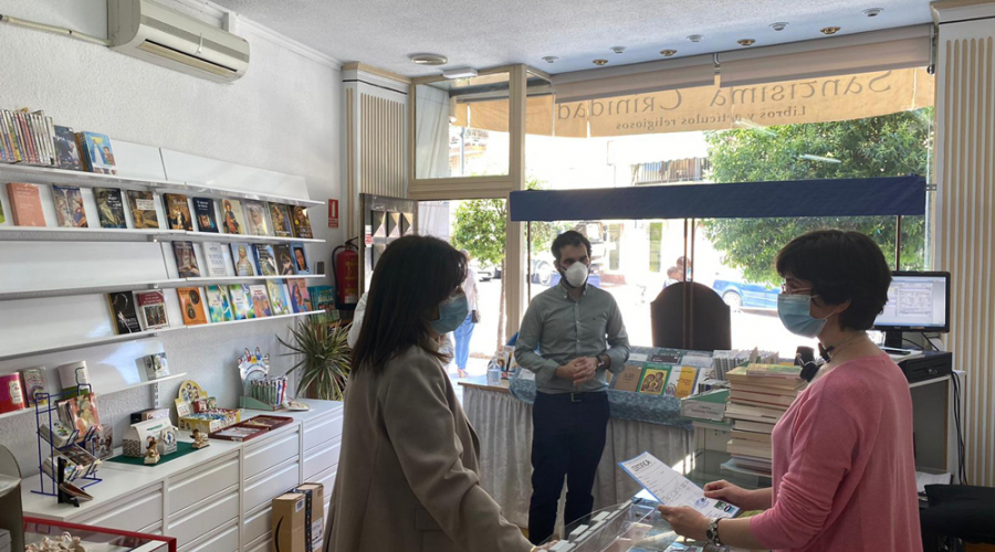 La alcaldesa visita una papelería de Pozuelo