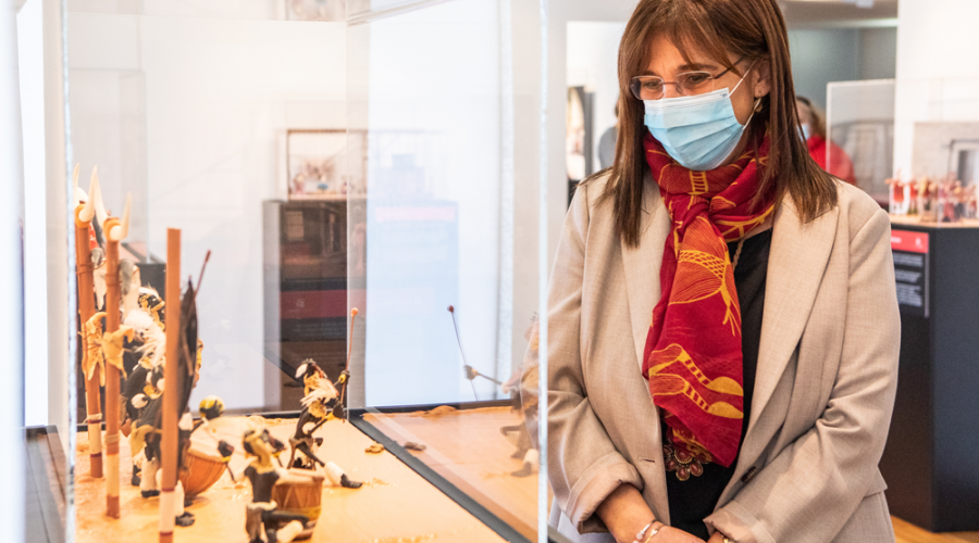 La alcaldesa Susana Pérez Quislant visita la exposición: Plastihistoria de la música 