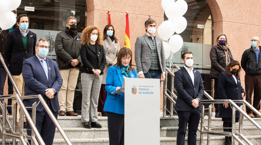 Miembros de la corporación en la celebración del minuto de silencio contra la violencia de género