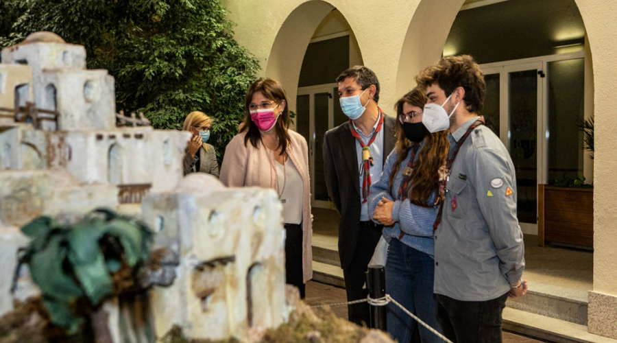 La alcaldesa en la inauguración del Gran Belén intslado en el Ayuntamiento