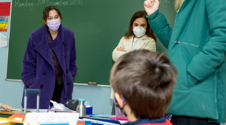 La alcaldesa de Pozuelo, Susana Pérez Quislant, visita un colegio
