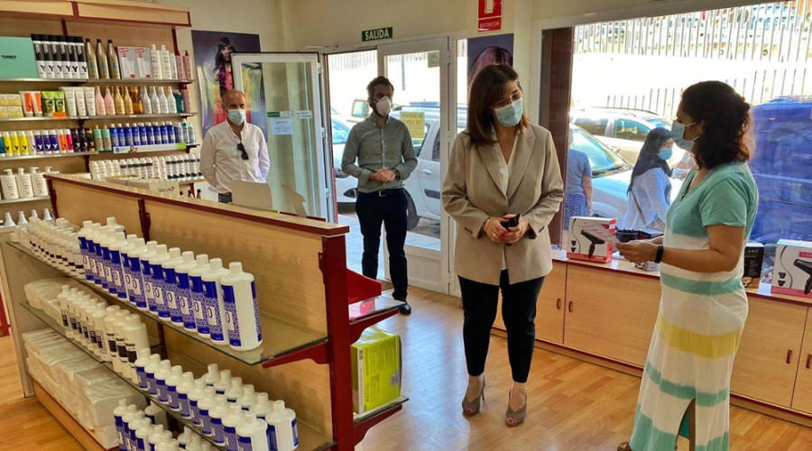 La alcaldesa, Susana Pérez Quislant, visita uno de los comercios de Pozuelo de Alarcón