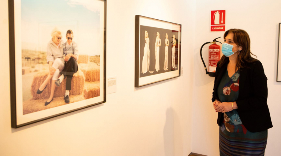 Susana Pérez Quislant, alcaldesa de Pozuelo, visita la exposición de Marilyn Monroe