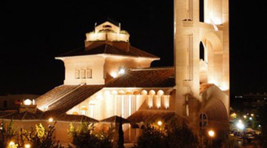 Iglesia Santa María de Caná iluminada