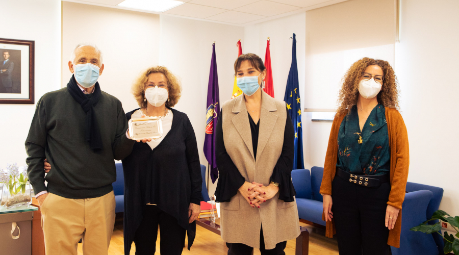 entrega de una de las placas conmemorativas