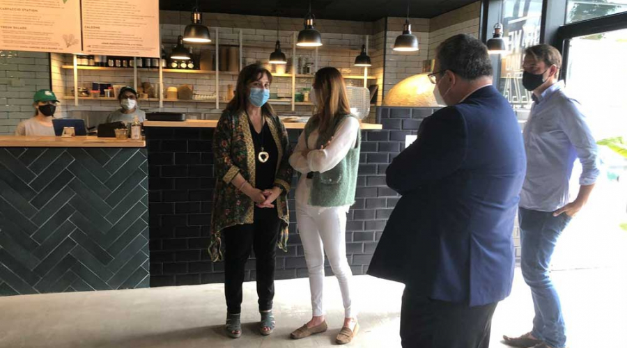 Pérez Quislant visita dos nuevos establecimientos que han abierto sus puertas en los últimos meses en la ciudad
