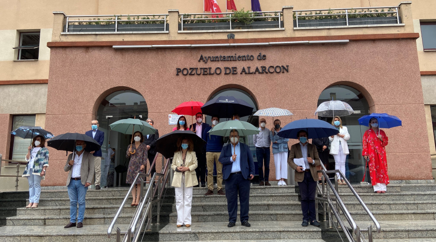 Minuto de silencio en las puertas del Ayuntamiento de Pozuelo de Alarcón.