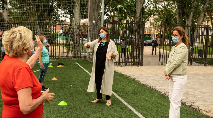 Pérez Quislant visita a los mayores que practican deporte al aire libre en el polideportivo El Pradillo