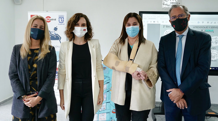 Susana Pérez Quislant e Isabel Díaz Ayuso visitan el instituto Gerardo Diego de Pozuelo