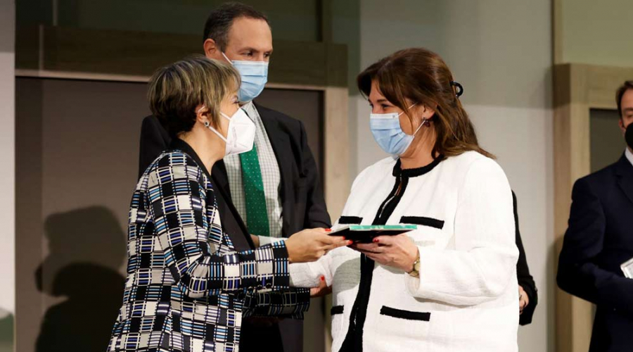 La alcaldesa premiada por los farmacéuticos de Madrid