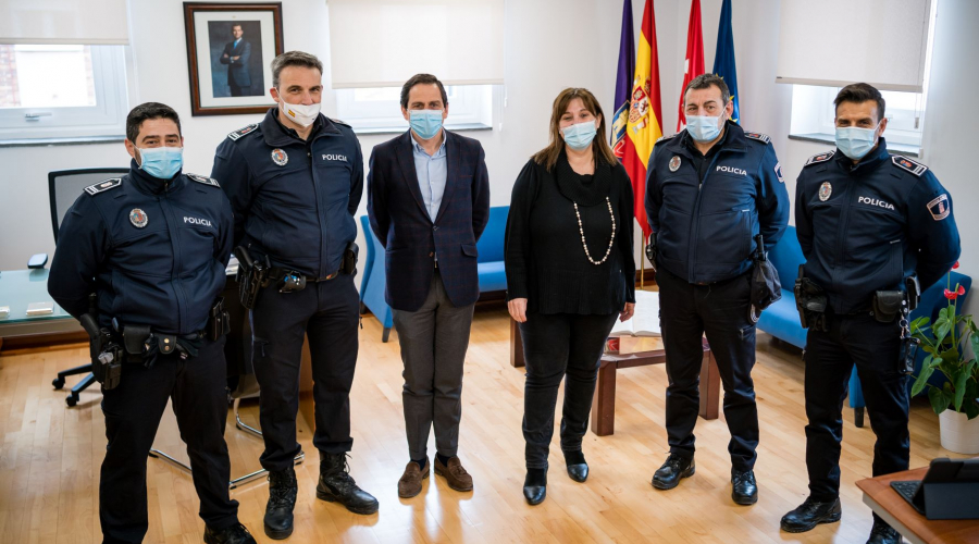 La alcaldesa y tres nuevos mandos de la Policía Municipal de Pozuelo