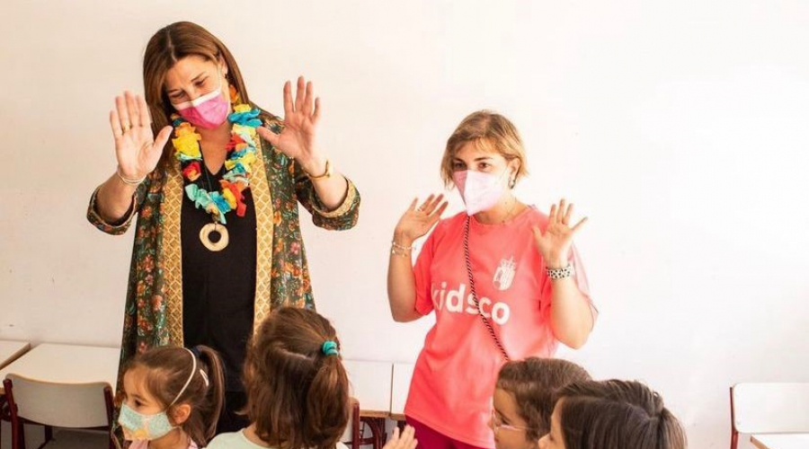 La alcaldesa visitando un cole infantil
