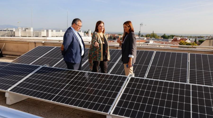 Susana visita los 96 paneles solares