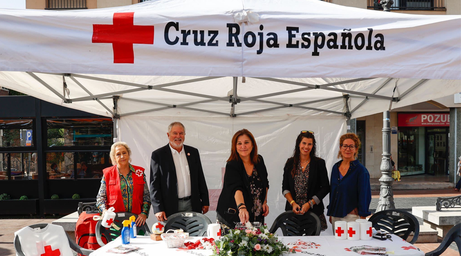 La alcaldesa visita una mesa petitoria de Cruz Roja Pozuelo con motivo del Día de la Banderita