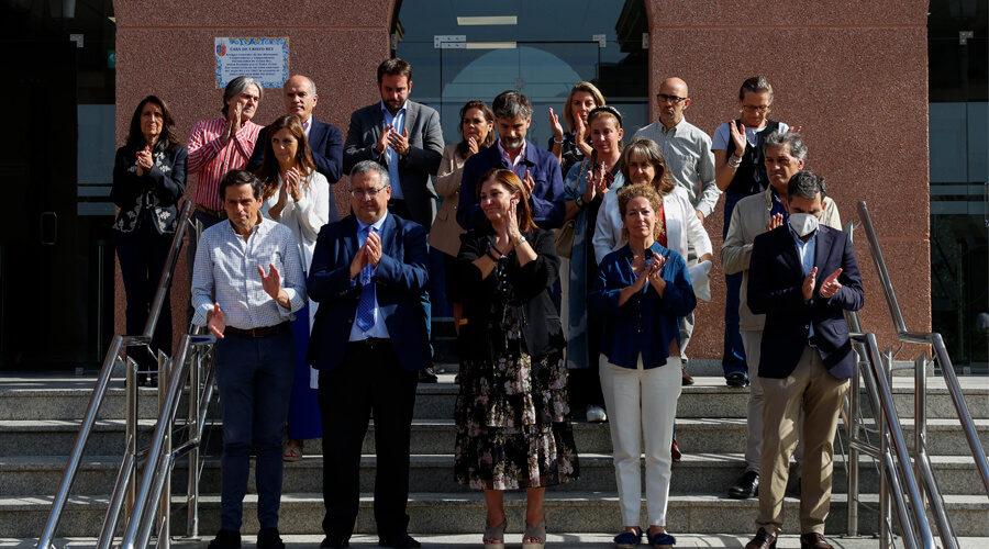Pozuelo de Alarcón guarda un minuto de silencio por la última mujer asesinada en Madrid, fruto de un caso de violencia de género 