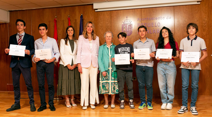 Paloma Tejero, alcaldesa de Pozuelo de Alarcón, entrega los premios del concurso escolar Gerardo Diego