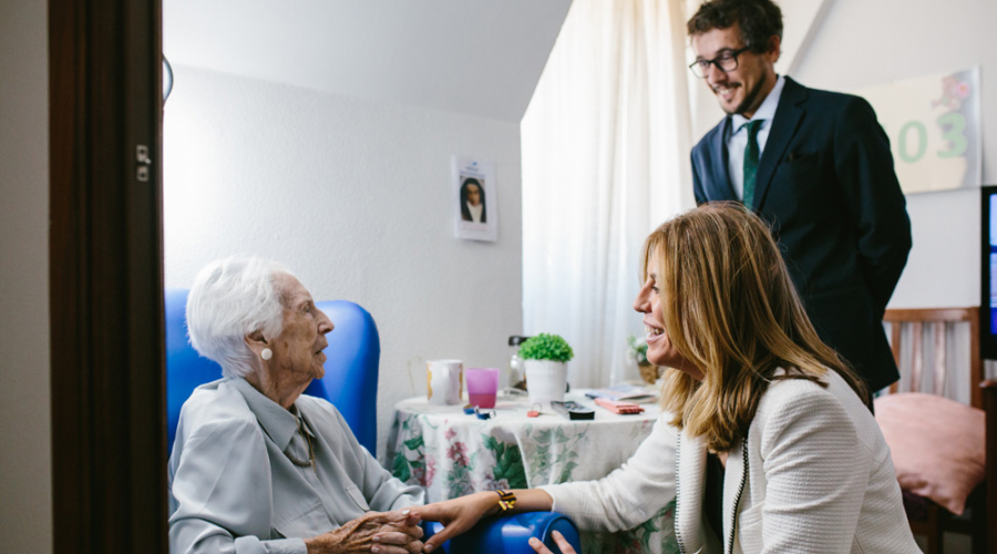 La alcaldesa visita a Adela 