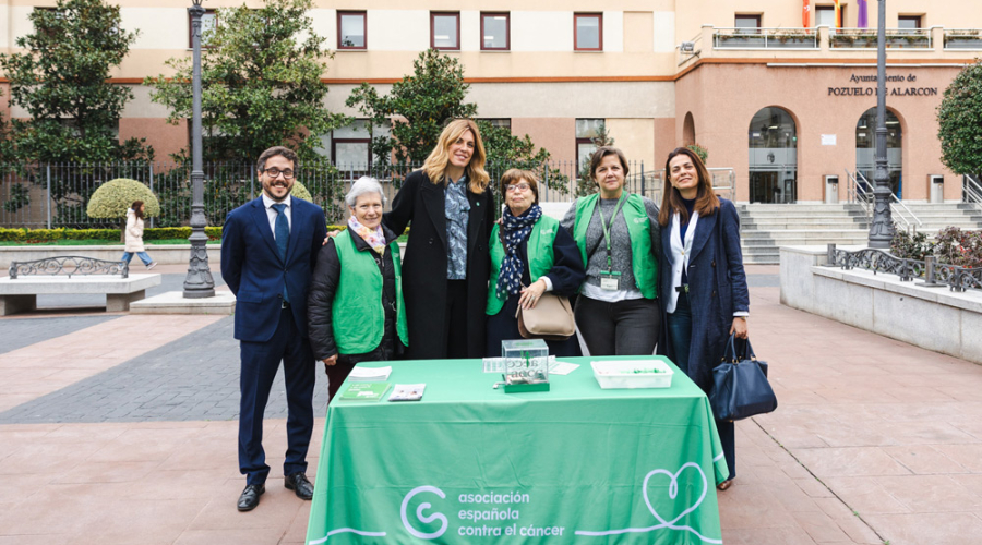 Visita mesa AECC de Pozuelo