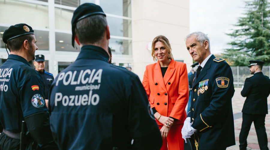 Alcaldesa con policías