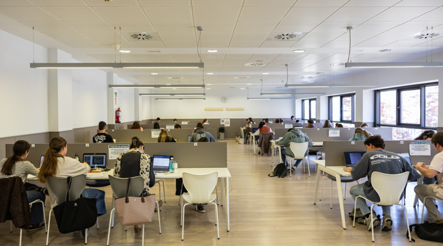 Estudiantes en Biblioteca municipal ESIC