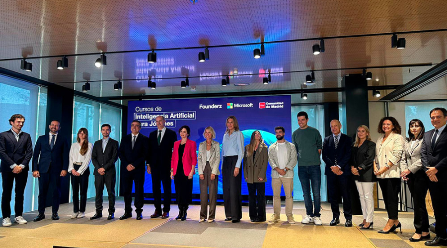 La alcaldesa de Pozuelo junto a la presidenta regional en su visita a Microsoft