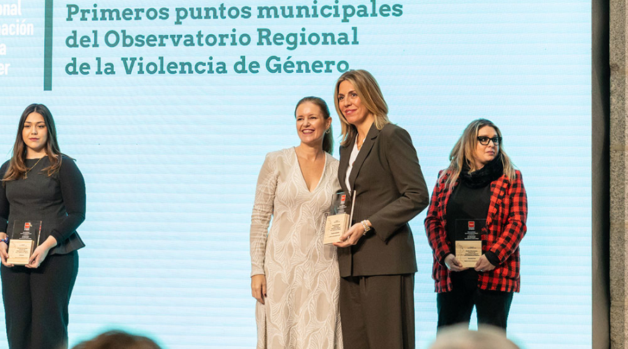 La alcaldesa de Pozuelo recoge el reconocimiento por la Comunidad de Madrid por su labor y dedicación