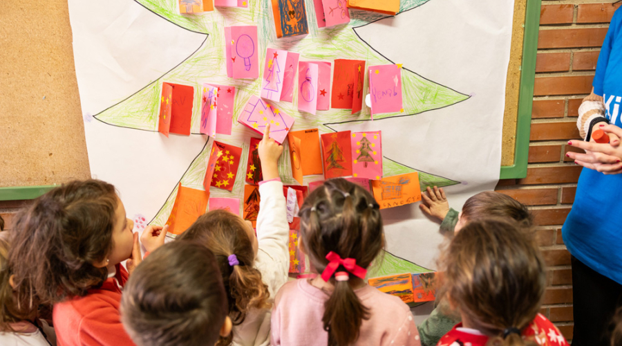 niños y árbol de navidad dibujado