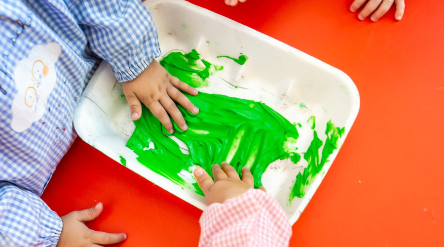 Actividad con pinturas en un colegio