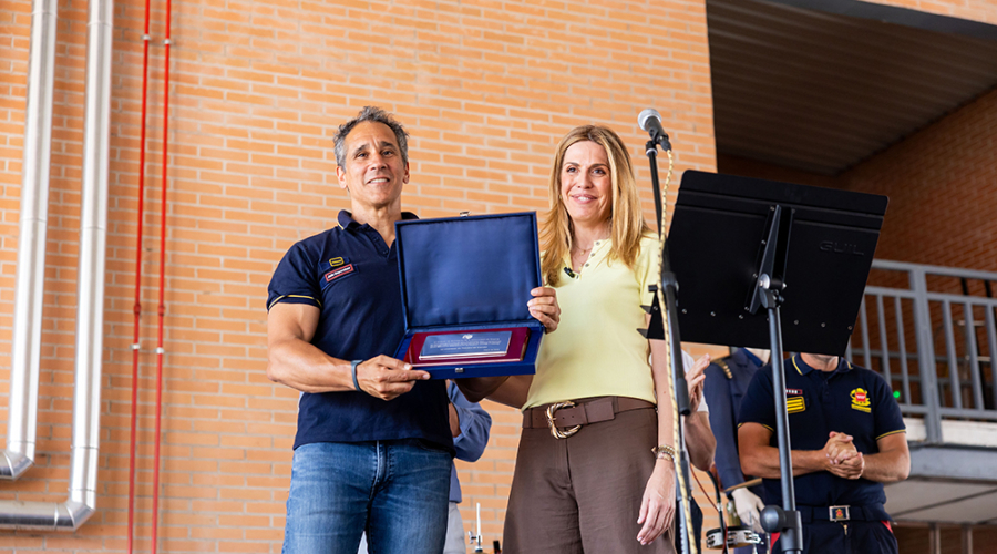 Paloma Tejero y el bombero