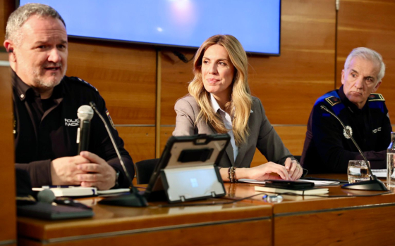La alcaldesa de Pozuelo, Paloma Tejero, con los comisarios de Policía Nacional y Municipal, Celso Galván y Lorenzo Antolínez, durante la reunión en el Ayuntamiento con medio centenar de representantes vecinales.