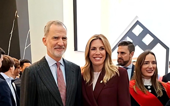 La alcaldesa de Pozuelo junto a su Majestad el Rey