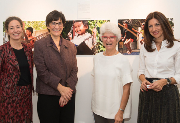 La alcaldesa junto a la concejal de Cultura en la exposición 'Crecer en Camboya