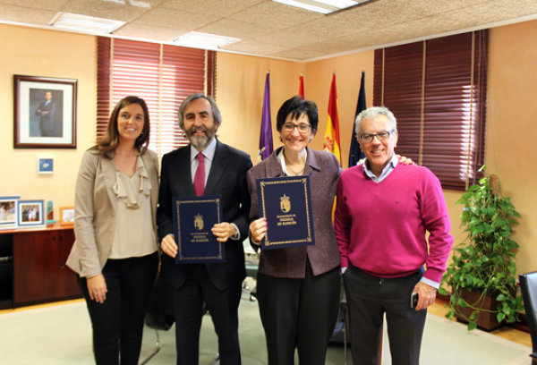 La alcaldesa firma un acuerdo con la Comunidad de Madrid para expedir en Pozuelo el Carné Joven (Se abre en ventana nueva)