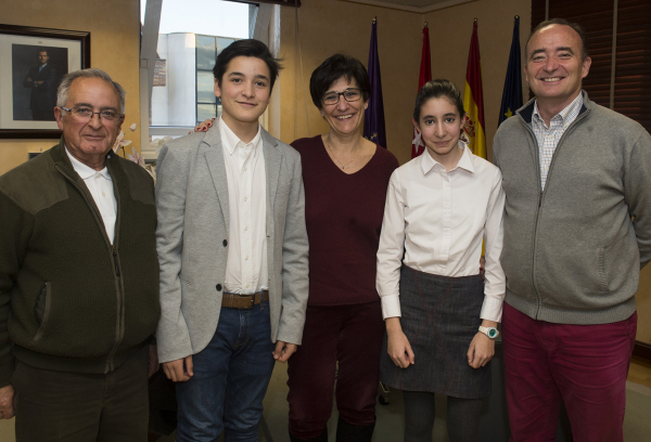 La alcaldesa con los deportistas del Club de Arqueros de Pozuelo