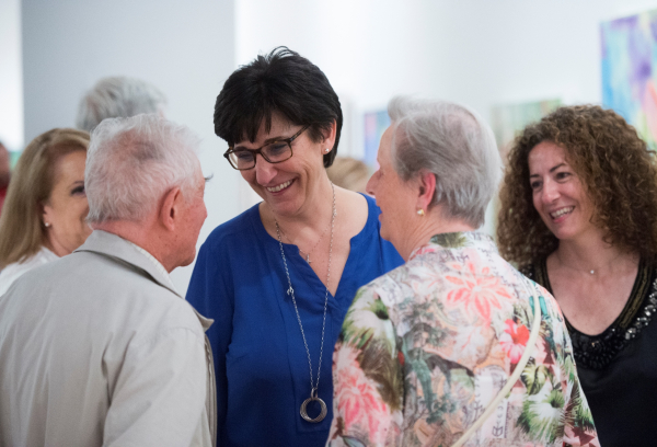 La alcaldesa charlando con vecinos de Pozuelo de Alarcón