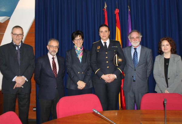 La alcaldesa y algunos concejales con la nueva jefa de Policía Municipal