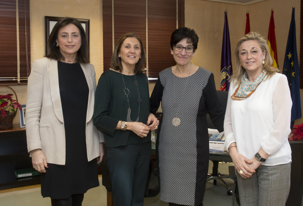 La alcaldesa, Susana Pérez Quislant, junto a voluntarias del programa municipal “Con M de Mujer”