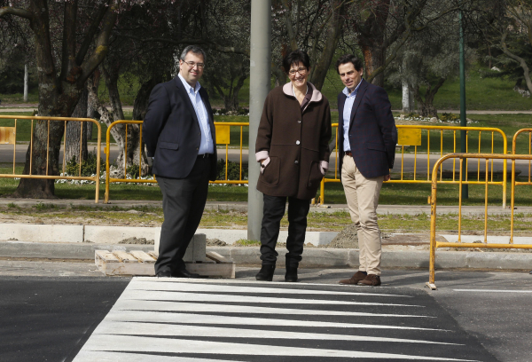 La alcaldesa visitando las obras