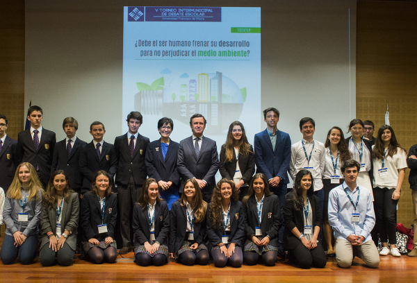 Foto de grupo de la alcaldesa con los escolares