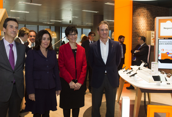 La alcaldesa de Pozielo, Susana Pérez Quislant, en la inauguración de las oficinas de Orange en Pozuelo