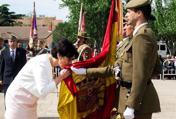 La alcaldesa, Susana Pérez Quislant, jurando bandera