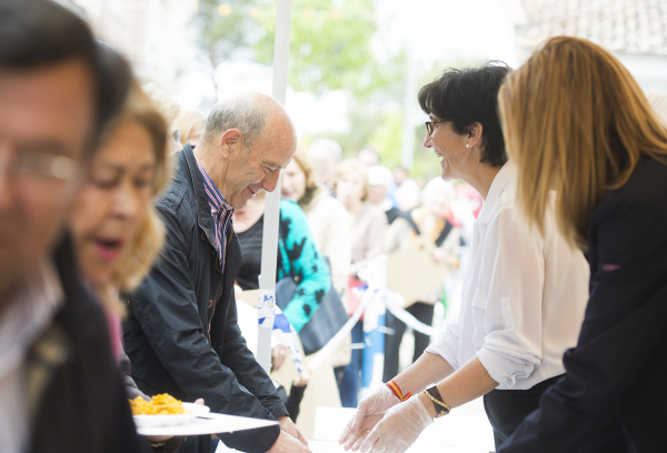 La alcaldesa acudio a la Paella popular 