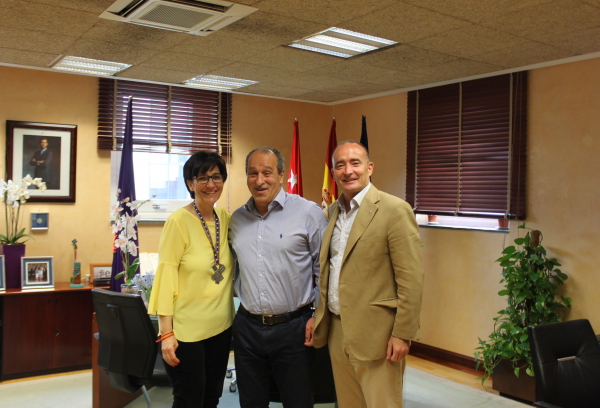 La alcaldesa, Susana Pérez Quislant, junto al concejal de Deportes y el yudoca Rafael Prado
