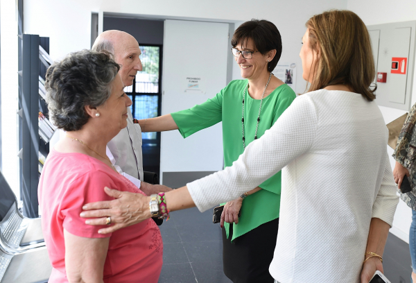 La alcaldesa de Pozuelo visita el Centro Municipal de Mayores Prados de Torrejón