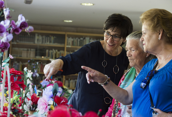 La alcaldesa visita el CMM Padre Vallet y la exposición de trabajos